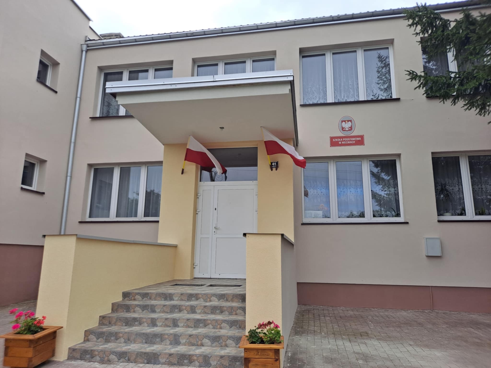 „Edukator” odnowił elewację szkoły w Niecikach